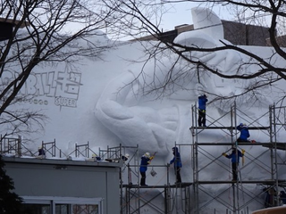 Illustration for article titled Dragon Ball, The Super Huge Snow Sculpture